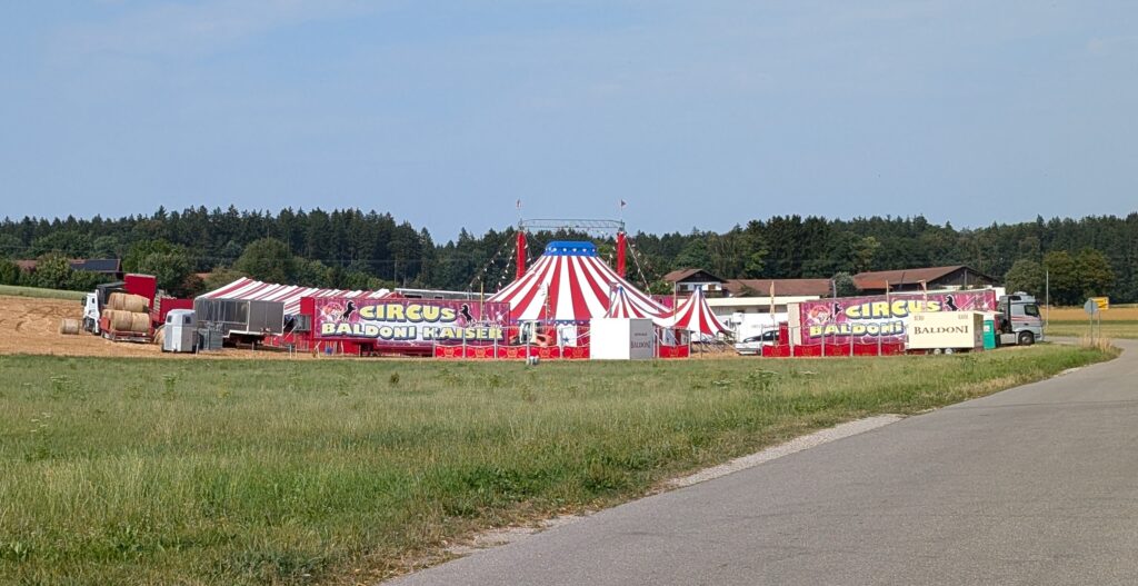 Wanderzirkus auf dem Stoppelfeld